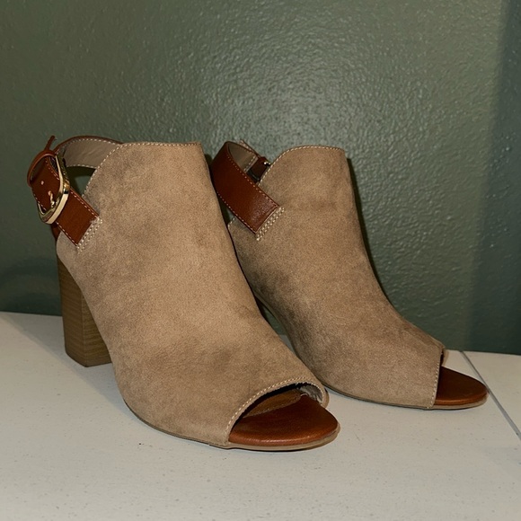 Chunky Heels - Picture 1 of 6